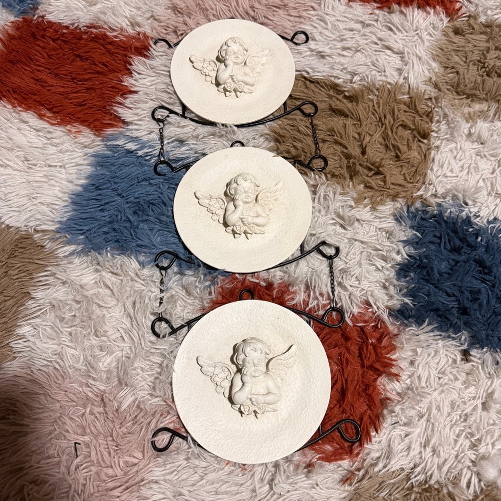 Vertical Wall Mounted 3 Ceramic Cherub Plates Metal Hanger